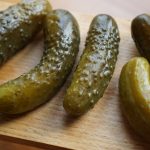 Castravetele murat, un condiment recomandat de un medic specializat în longevitate
